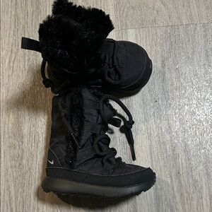 Nike Kids Black Furry Boots (baby)